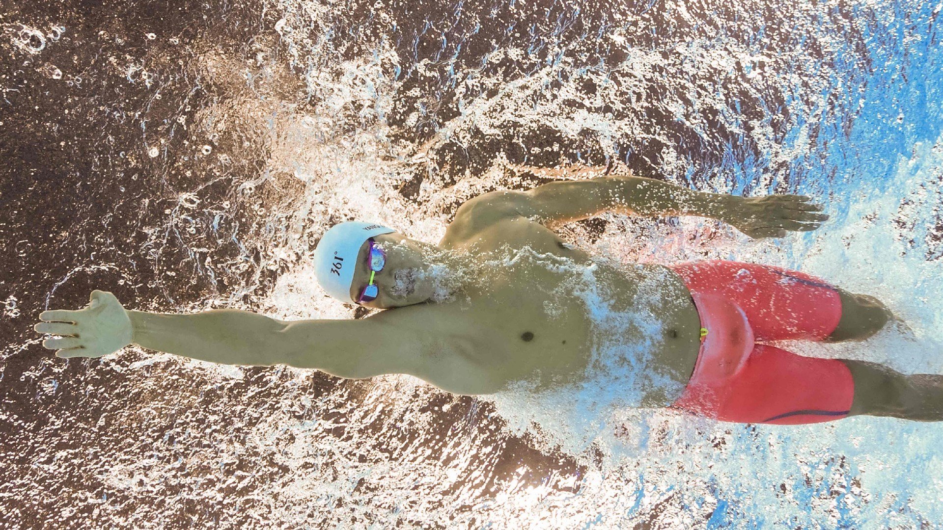 赛场压力山大:车手们的心理调适秘诀,赛车行驶时对地面的压力