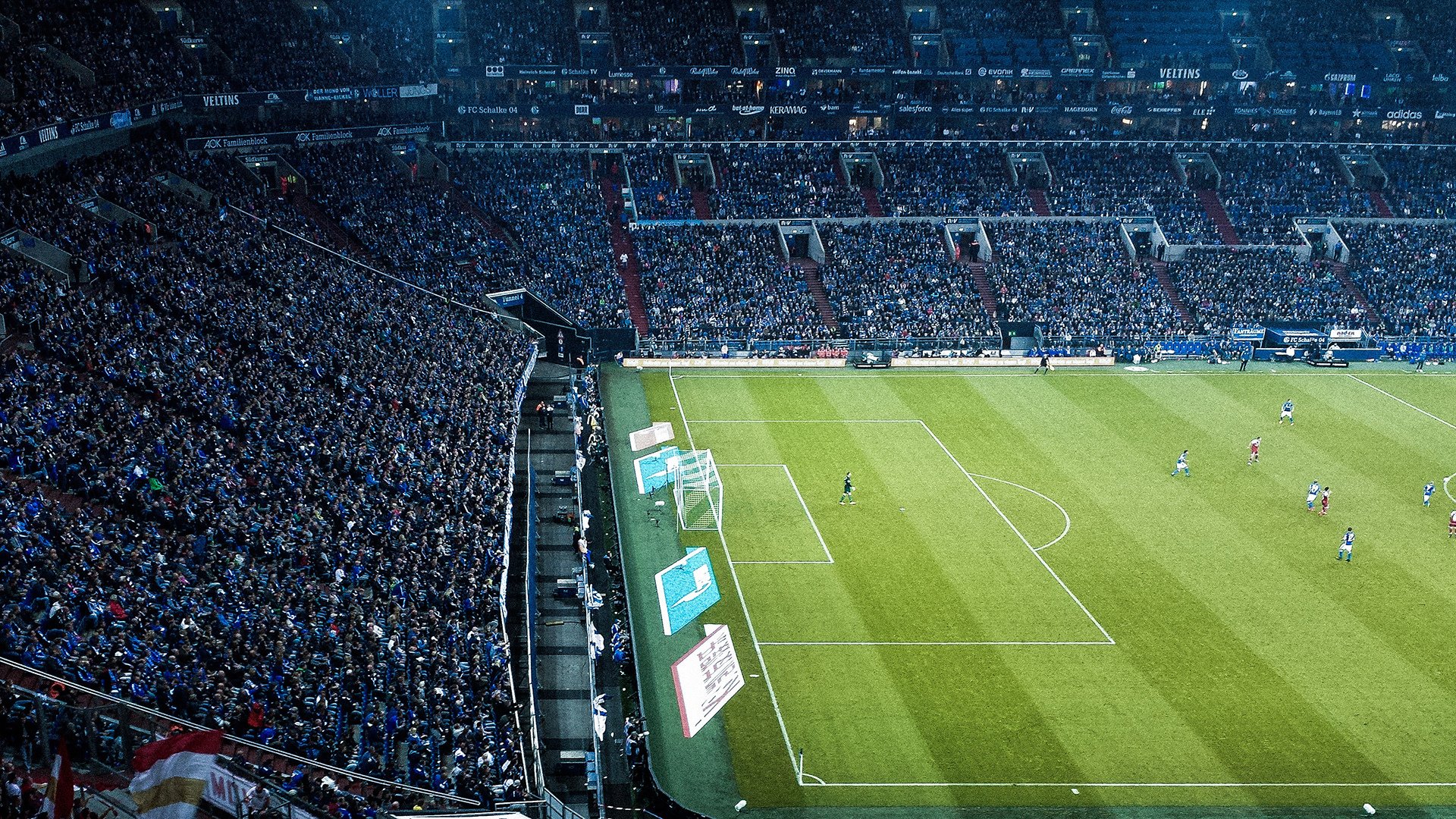 英超顶级对决，精彩瞬间和神级扑救成为焦点，英超顶级联赛